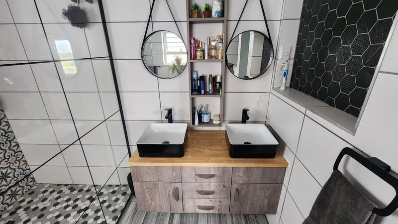 6 Bedroom Property for Sale in Paradise Beach Eastern Cape